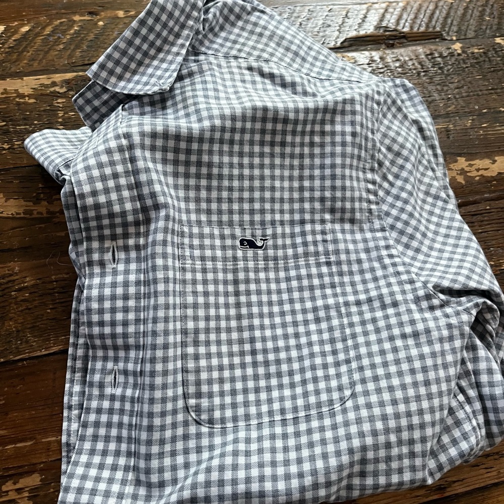 Men's vineyard vines gray and white button down. Size small